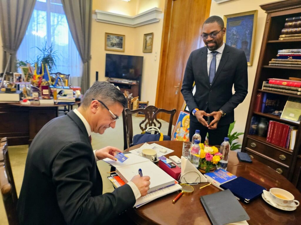 Rencontre entre M. Gabriel Mvogo Saint, Président du Système Européen de Coopération, et M. Mihai Chirica, le maire de Iasi en Rouman