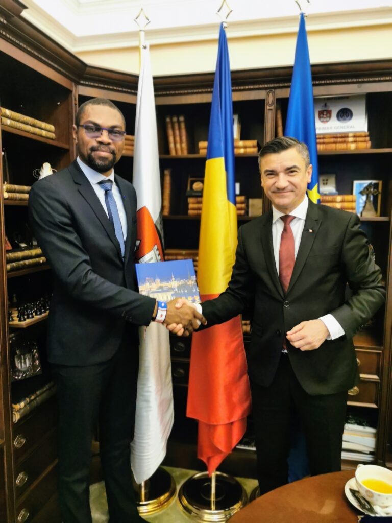 Remise de l'ouvrage du patrimoine culturel de la Ville de Iasi à M. Gabriel Mvogo Saint, Président du Système Européen de Coopération, par M. Mihai Chirica, le maire de Iasi en Roumanie