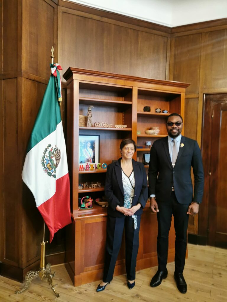 De la gauche vers la droite : Son Excellence Jiménez Cisneros, Ambassadrice du Mexique en France ; M. Gabriel Mvogo Saint, Président du Système Européen de Coopération