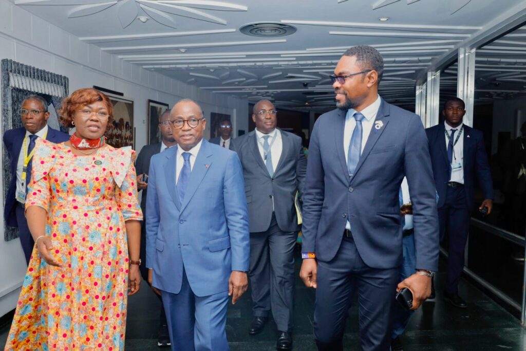 Assemblées Annuelles de la BAD 2025, de la gauche vers la droite : S.E Nialé Kaba, Ministre de l'Economie, du plan et du développement ; S.E. N'Guessan KOFFI, Ministre de l'Enseignement Technique, de la formation professionnelle et de l'Apprentissage ; M. Gabriel MVOGO SAINT, Président du Système Européen de Coopération.